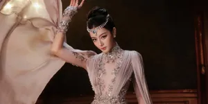 Dilraba Dilmurat Gigit Kupu-Kupu di Red Carpet, Buka VOGUE Gala Saat Hujan