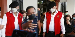 Ditemani Sang Istri, Intip Potret Jerinx SID Kembali Jadi Tahanan dan Harus Pakai Rompi Merah - Terancam Hukuman 6 Tahun Penjara