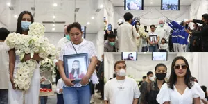 Diwarnai Isak Tangis, 9 Potret Detik-Detik Jenazah Laura Anna Dikremasi - Selebgram Dari Awkarin Sampai Keanu Datang ke Rumah Duka