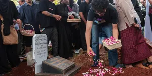 Potret Pemakaman Doddy Katamsi, Chika Sang Anak Tak Kuasa Tahan Kesedihan
