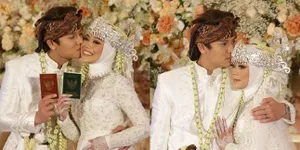 Dunia Serasa Milik Berdua, Ini Deretan Potret Rizky Billar Cium Mesra Lesti - Lengket Bak Perangko