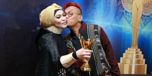 Ekspresi Kemenangan di Panasonic Gobel Awards: Pose Sampai Ciuman