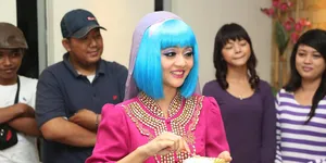 Fashion Unik Janeta Janet Saat Rayakan Ulang Tahun ke-27