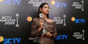 Flavio Zaviera Tampil Edgy dengan Busana 'Dadakan' di SCTV Awards 2025