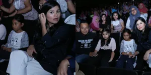 FOTO: Ajak Anak, Annisa & Agus Yudhoyono Nonton Konser Prilly