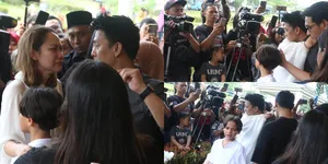 FOTO: Ariel NOAH Hadiri Pemakaman Ashraf Sinclair, Tangis BCL Pecah Ketika Dipeluk Sang Sahabat