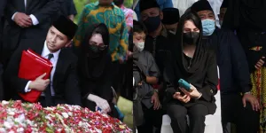 Foto Arumi Bachsin di Pemakaman Ayah Mertuanya, Tak Bisa Tutupi Kesedihan di Balik Masker