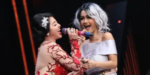 FOTO: Berdamai, Julia Perez - Dewi Perssik Bercanda di Atas Stage