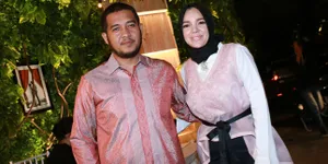 FOTO Bersama Suami, Dewi Sandra Hadir di Pernikahan Rinni & Jevin