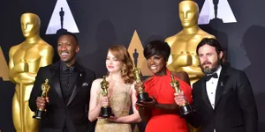 FOTO: Congrats! Wajah Bahagia & Bangga Para Peraih Oscar 2017