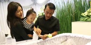 FOTO: Ditemani Istri & Anak, Ruben Onsu Lepas Kepergian Sang Ayah