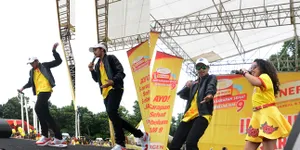 FOTO: Duet Dengan Romaria, Bastian Steel Bikin Cewek Histeris!