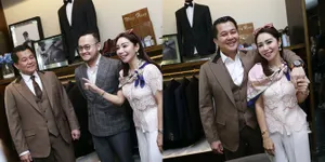 Foto Femmy Permatasari Temani Calon Suami Fitting Jas Pengantin