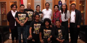 Foto-Foto Jokowi Ngobrol Santai Dengan Pemain Film COMIC 8