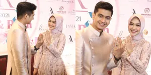 Foto-Foto Manis Ria Ricis dan Teuku Ryan Pamerkan Cincin Lamaran, Begitu Bersinar dan Bahagia Banget!