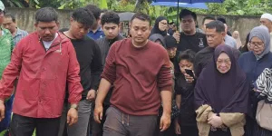 Foto-Foto Pemakaman Ayah Gilang Dirga, Penuh Haru