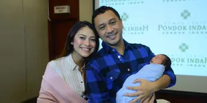 FOTO: Giring Nidji Gendong dan Kenalkan Sang Bayi ke Awak Media