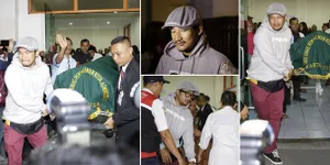 FOTO: Ikut Gotong Jenazah Agung Hercules, Wajah Isa Bajaj Penuh Duka