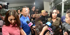 FOTO: Jupe Dikabarkan Memburuk, Deretan Sahabatnya Menjenguk