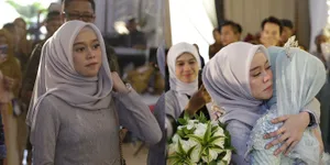 Foto Lesti di Pernikahan Ega Noviantika - Rafly, Menangis dan Dapat Lemparan Bunga