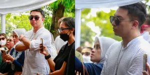 Foto Mario Kahitna Menangis di Pemakaman Carlo Saba, Berduka Kehilangan Sahabat Sejati