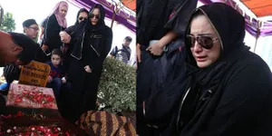 FOTO: Memilukan, Tangis Jane Shalimar di Pemakaman Mamanya