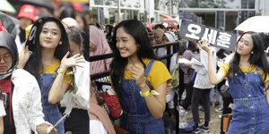 FOTO: Mengintip Antrian Konser EXO di Jakarta, Fans Rela Mengantri Meski Cuaca Panas