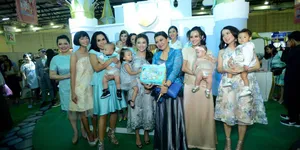 FOTO: Mommy Seleb Tampil di Atas Panggung Bersama Buah Hati