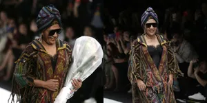 FOTO: Penampilan Keren Menteri Susi di Jakarta Fashion Week 2018