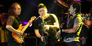 FOTO: Penuh Kejutan! KLa Project Hadirkan Suasana 90-an di Malang