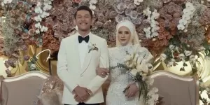 Foto Resepsi Pebulutangkis Fajar Alfian dan Firly Assyifa, Ari Lasso Jadi Wedding Singer