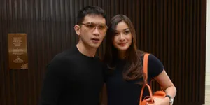 Foto Rezky Aditya Gandeng Razer Patricia, Tak Mau Banyak Bicara!
