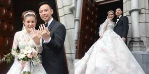 Foto Romantis! Resmi Menikah, Olga Lydia Dikecup Mesra Sang Suami