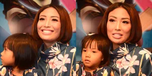 FOTO: Selama Liburan, Ayu Dewi Tak Lupakan Soal Edukasi Sang Anak