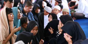 FOTO: Suasana Khidmat Pengajian 100 Hari Meninggalnya Julia Perez