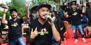 FOTO: Tak Dibayar, Giring Nidji 'Ngamen' di Posko Cawagub Jakarta