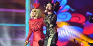 FOTO: Tampil Bersama, Dewi Perssik Bantu Dorong Kursi Roda Jupe