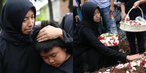 FOTO: Tangis Anak dan Istri Mengantar Kepergian Oon Project Pop