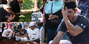 FOTO: Tangis Pedih Iko Uwais di Pemakaman Sang Ayah
