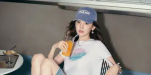 Foto Terbaru Zhang Ruonan Dengan Gaya Streetwear yang Trendy, Tetap Cantik Maksimal 