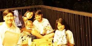 FOTO:Anniversary Pernikahan ke-12, Kompaknya Keluarga Arie Untung