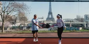 Gading Marten & Medina Dina Main Padel dengan Latar Menara Eiffel