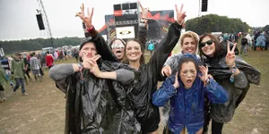 Gadis-Gadis Cantik Ini Rela 'Basah dan Belepotan' di Festival