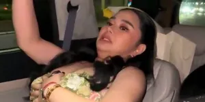Gaun Denise Chariesta di Pernikahan Nathalie Holscher Bikin Gak Bisa Duduk