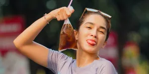 Gaya Kocak Ussy Sulistiawaty, Lari Sambil Tenteng Es Cekek