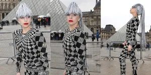 Gaya Lady Gaga Saat Narsis di Louvre Perancis