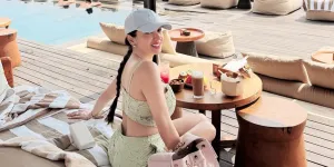 Gaya Liburan Cantik Angel Karamoy di Bali, Santai Pinggir Pantai Nikmati Pemandangan Indah