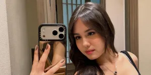 Gaya Mirror Selfie Nicole Rossi, Pamer Kecantikan yang Paripurna