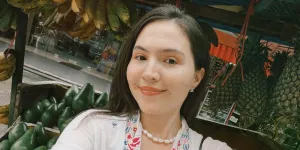 Gaya Olivia Jensen saat Pakai Kebaya, Tampil Cantik Berpose di Gerobak Buah