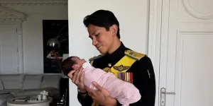 Gaya Pangeran Abdul Mateen Asuh Anak, Ayah Idaman Banget